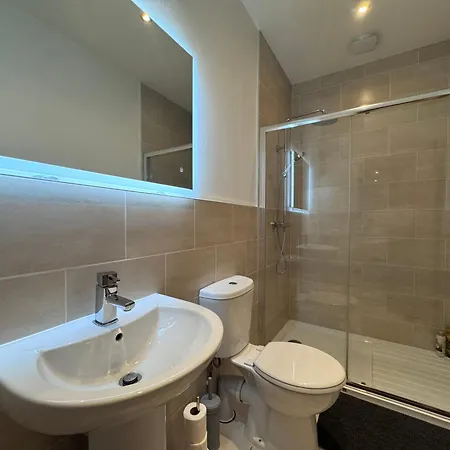 1 Bed Close To Arena Sleeps Up To 2 People F2 *